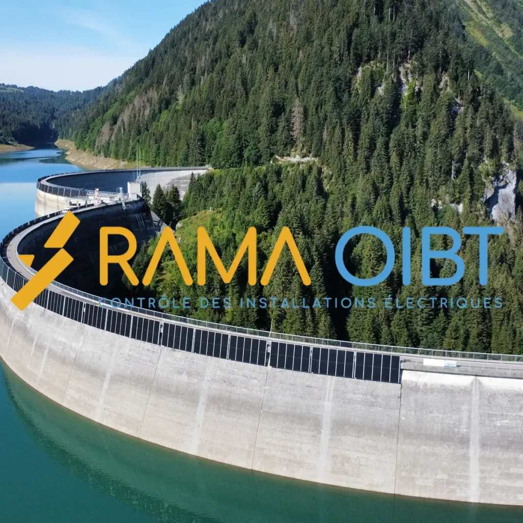 Barrage hydroélectrique en montagne équipé de panneaux solaires